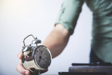 Genç iş adamı, el saati masanın üstünde.