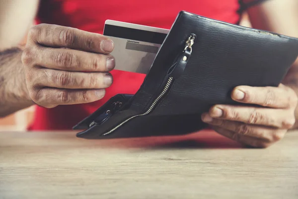 Mann Hält Kreditkarte Mit Geldbörse Der Hand — Stockfoto