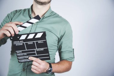Stüdyoda genç iş adamı el filmi tabelası