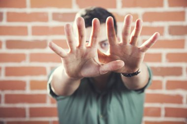 Tuğla duvarda dur işareti var.