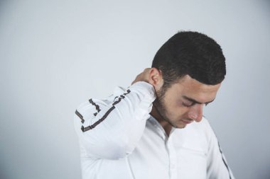 Gri arka planda üzgün adam el ele