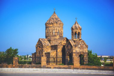 Ermenistan 'da mavi gökyüzü altında kilise