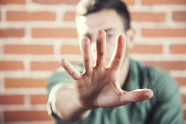 Mann Hand Stoppschild Auf Backsteinmauer Hintergrund — Stockfoto