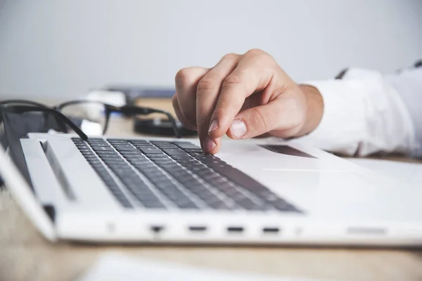 Joven Hombre Negocios Que Trabaja Computadora Des —  Fotos de Stock