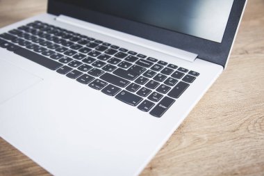 Ahşap masa arkaplanındaki beyaz bilgisayar klavyesi