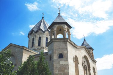 Ermenistan 'da gökyüzünün altındaki ağaçlarla güzel bir chuch.