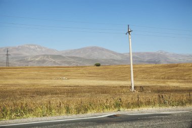 Mavi gökyüzünün altında dağlı çizgi kulesi