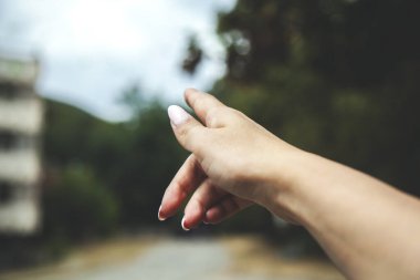 Genç kadın parmak gösterisi doğada