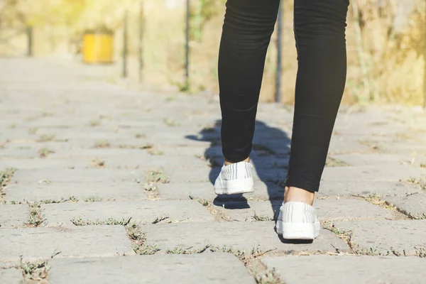 Femme Pieds Dans Nature — Photo