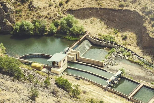 Réservoir Avec Des Pierres Des Arbres Arménie — Photo