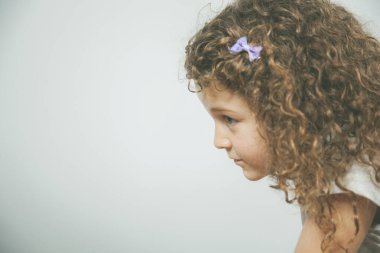 Gri duvar arkasında güzel bir kız bebek