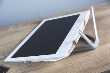 Ahşap masa arkasındaki beyaz bilgisayar