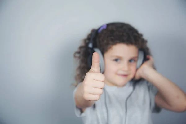 Dziecko Dziewczyna Ręka Słuchawka Uchu Domu — Zdjęcie stockowe