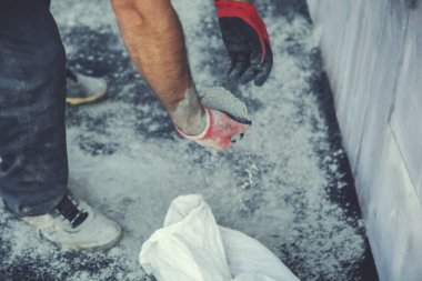 Arka planda çimento var.