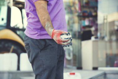 Arka planda çimento var.