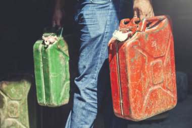 Adam el renginde benzin konteynırı sokakta