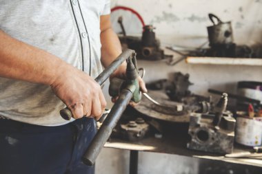 El ele tutuşan işçi farklı aletler kullanıyor.