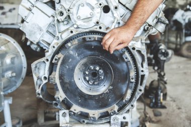 İşçi el arabası garajda.