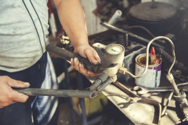 El ele tutuşan işçi farklı aletler kullanıyor.