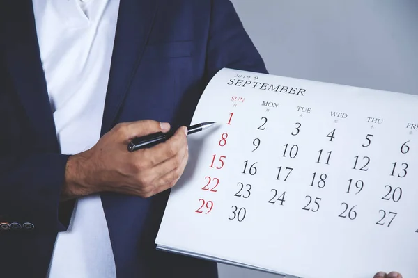 Hombre Negocios Mano Pluma Con Calendario Sobre Fondo Gris — Foto de Stock