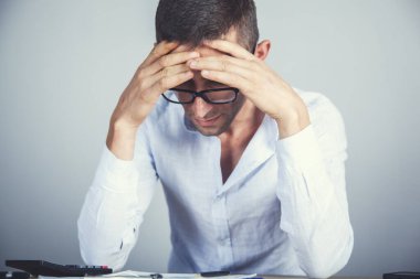 işçi el dokümanı ofis masasında.