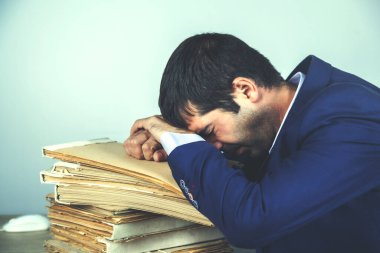 Kızgın adam el belgesi ofis masasında.