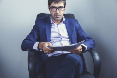 Genç iş adamı el yazısı ve kalem 