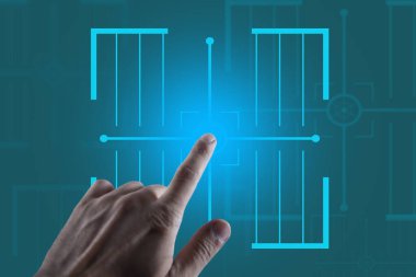 Adam arazide hedefe dokunuyor.