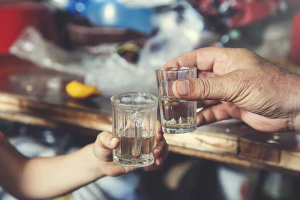 Homem Menino Mãos Vidro Vodka — Fotografia de Stock