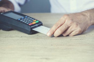 Masadaki müşterinin ödemesi için kredi makinası ödemesi