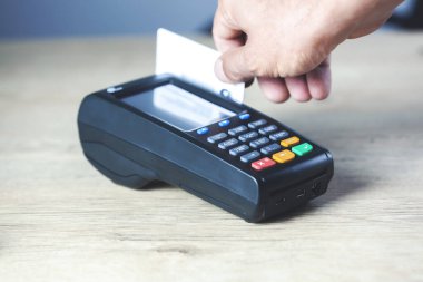 Masadaki müşterinin ödemesi için kredi makinası ödemesi