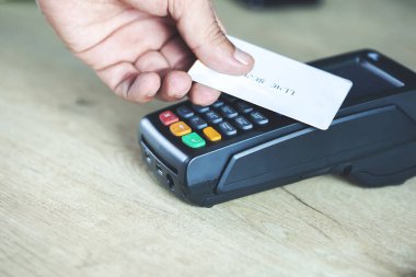 Masadaki müşterinin ödemesi için kredi makinası ödemesi