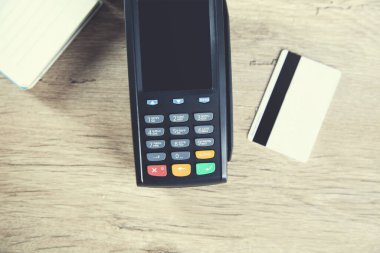 Masasında kredi kartı ile kredi makinesi ödemesi
