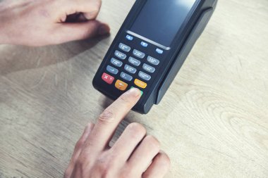 Adam el ödeme cihazı masanın üstünde. 