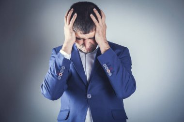 kızgın ya da üzgün bir adam koyu arkaplanda kafa kafaya