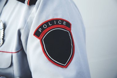  Binanın arka planında polis var.