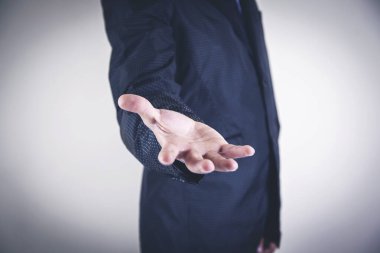 Adam arka planda boş avuç içi