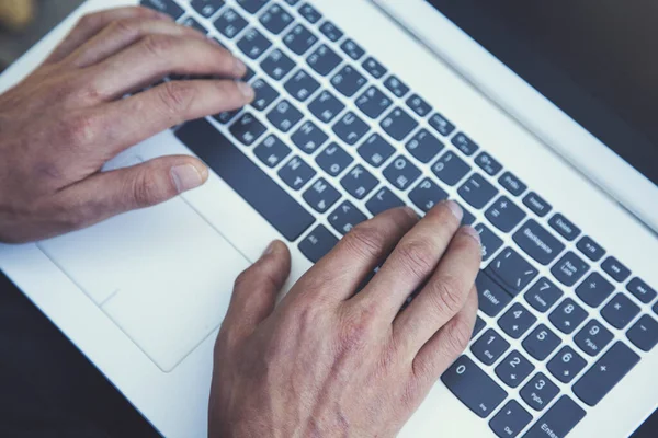 Homem Mão Segurando Computador Branco Natureza — Fotografia de Stock