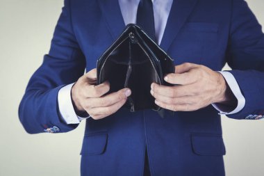 adam boş cüzdan gri duvar arkaplan