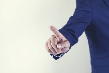 Adam gri duvar arka planında ekrana dokunuyor