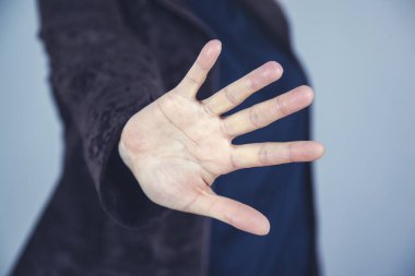 Gri pist üzerinde dur işareti