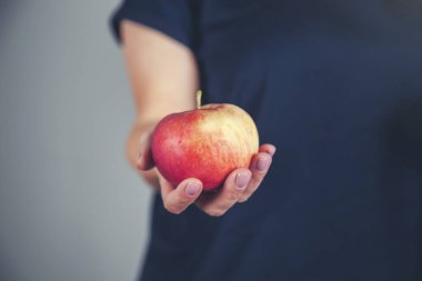 Kadın koyu arkaplanda elmalı elma