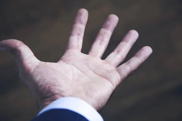 Mann Leere Handfläche Auf Dem Dunklen Wandhintergrund — Stockfoto