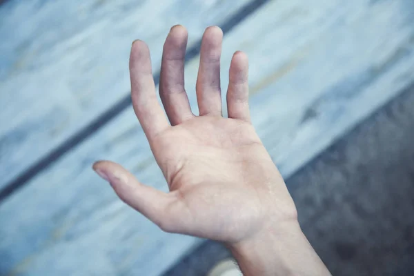 Mann Leere Handfläche Auf Dem Dunklen Wandhintergrund — Stockfoto