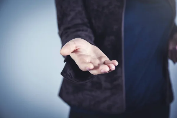 Frau Leere Handfläche Auf Dem Dunklen Wandhintergrund — Stockfoto