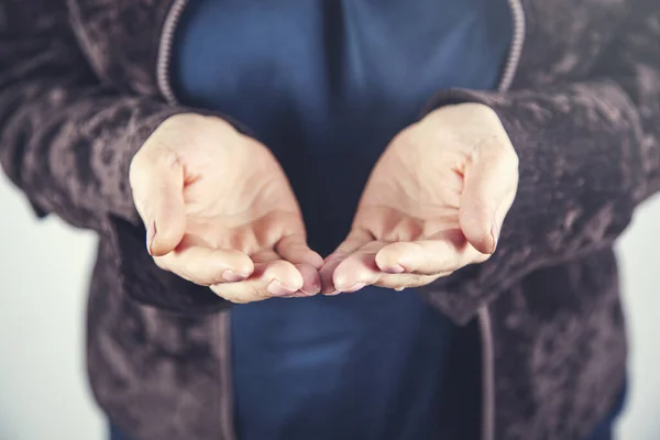 Frau Leere Handfläche Auf Dem Grauen Wandhintergrund — Stockfoto