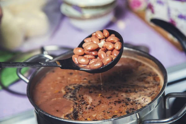 Casa Mujer Cocinar Frijoles Cocina — Foto de Stock