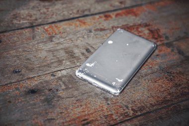 Ahşap masa arkasındaki eski telefon.