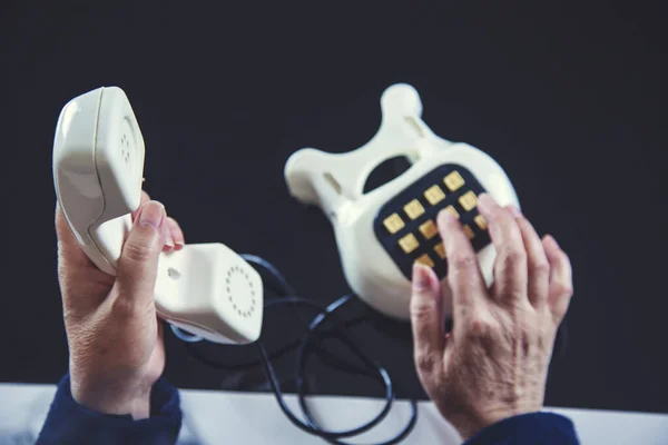 Donna Mano Vecchio Telefono Bianco Sullo Sfondo Nero — Foto Stock