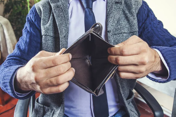 Junger Geschäftsmann Hält Leere Brieftasche Der Hand — Stockfoto